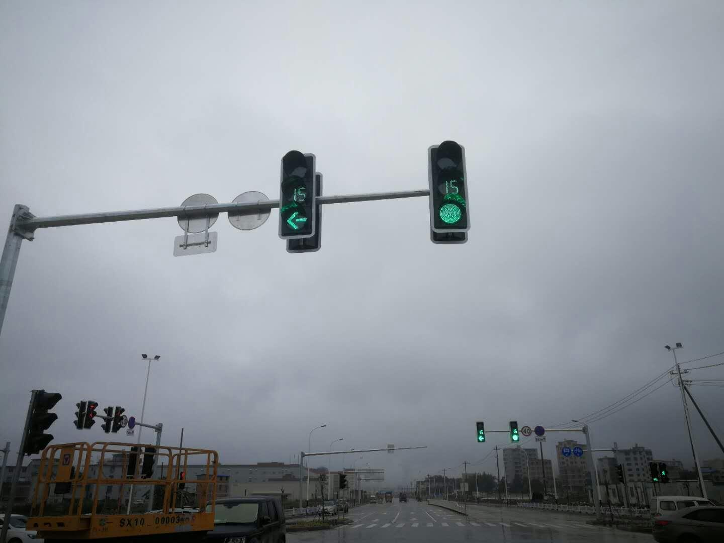 福建泉州市交通红绿灯，交通信号灯控制机安装案例
